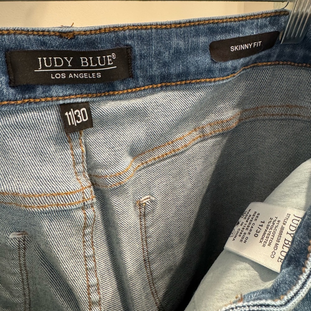 Judy Blue Tummy Control and Butt Lifting Triple Threat Skinny Jeans- 11/30 - Picture 3 of 16